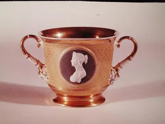 Sevres-Tasse mit einem Kameo-Porträt von Kaiserin Josephine (1763-1814)